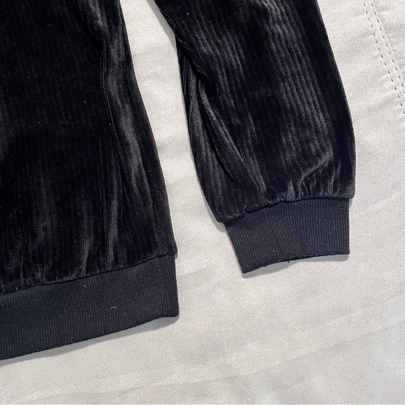 Women’s Forever 21 casual black velour pullover sweatshirt - Picture 5 of 8